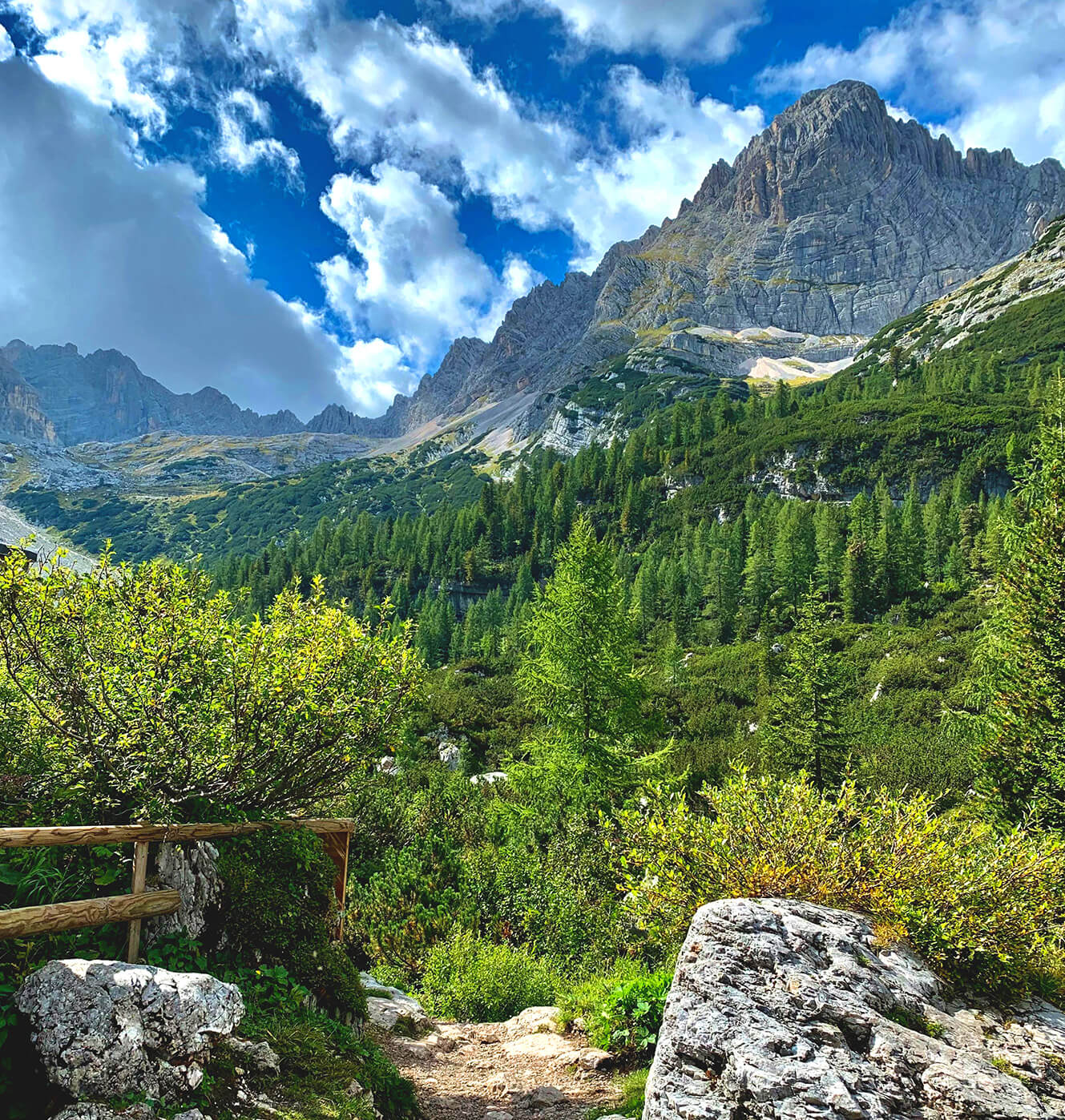 Berglandschaft mit Wolkenhimmel