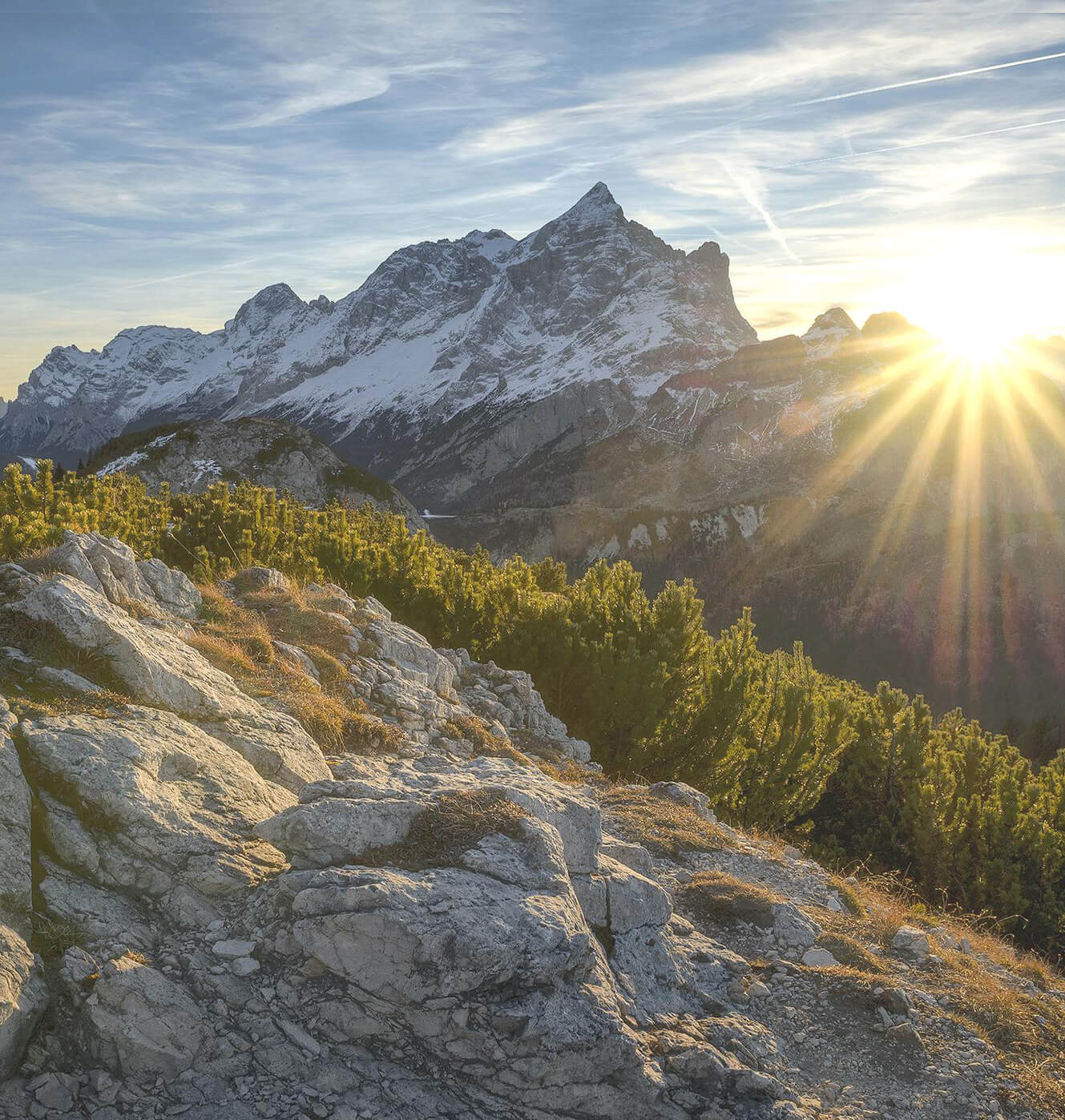 Berglandschaft und Sonnenuntergang